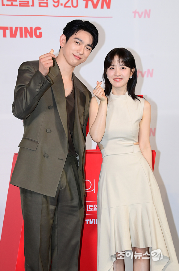 배우 박진영과 박보영이 21일 오후 서울 영등포구 CGV 영등포에서 열린 tvN '미지의 서울' 제작발표회에서 참석하고 있다. [사진=정소희 기자]