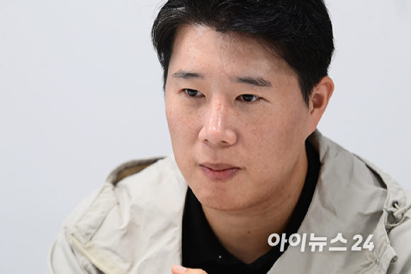 최승호 삼성그룹 초기업노동조합 삼성지부 위원장이 1일 경기도 삼성전자 평택캠퍼스에 위치한 삼성그룹 초기업노동조합 삼성지부 사무실에서 아이뉴스24와 단독 인터뷰를 갖고 있다. [사진=정소희 기자]
