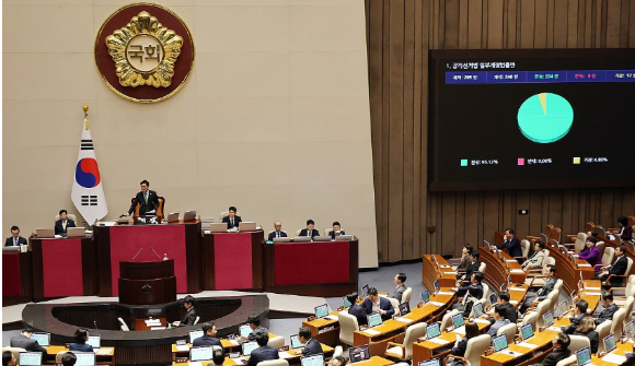 28일 국회에서 열린 4월 임시국회 제8차 본회의에서 공직선거법 일부개정법률안이 가결되고 있다. [사진=연합뉴스]