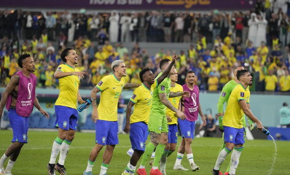 브라질 축구대표팀 선수들이 6일(한국시간) 열린 한국과 2022 카타르월드컵 16강전에서 4-1로 승리를 거둔 뒤 한호하고 있다. [사진=뉴시스]