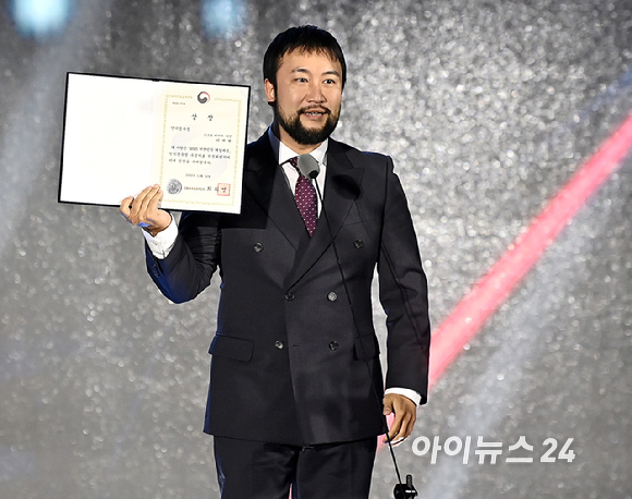 인기성우상을 수상한 성우 이현이 12일 오후 부산 해운대구 벡스코에서 열린 '2025 대한민국 게임대상'에서 소감을 전하고 있다. [사진=곽영래 기자]