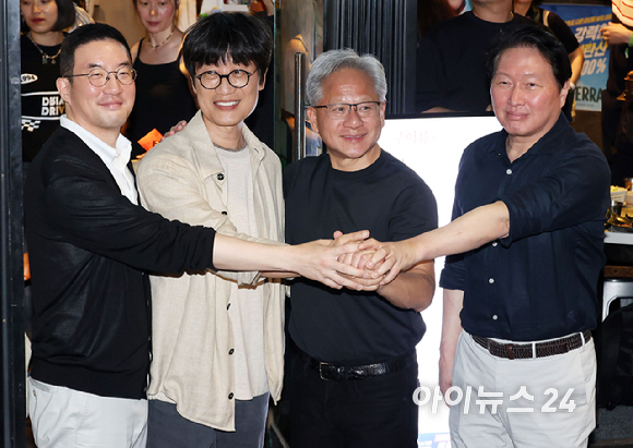젠슨 황 엔비디아 최고경영자(CEO)가 5일 서울 마포구 서교동의 한 고깃집에서 최태원 SK회장, 구광모 LG회장, 이해진 네이버 의장과 삼겹살 회동을 마치고 기념촬영을 하고 있다. [사진=곽영래 기자]
