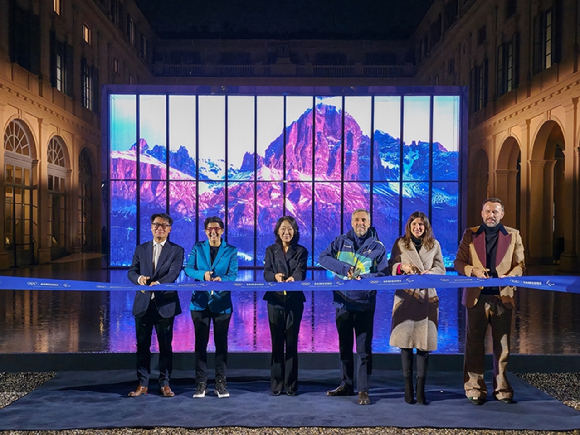 삼성하우스 개관식 (왼쪽부터) 성일경 삼성전자 유럽총괄, 앤 소피 부마드 IOC TV 및 마케팅 서비스 부문 총괄, 최승은 삼성전자 모바일 마케팅 센터장, 안드레아 바르니에 2026 밀라노 코르티나 동계올림픽 조직위원회 CEO, 페데리카 피키 롬바르디아주 청소년&middot;스포츠 담당 차관, 마우로 포르치니 삼성전자 DX부문 CDO [사진=삼성전자]