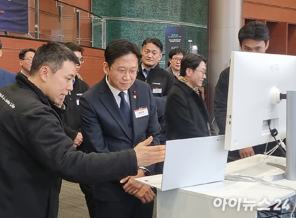 배경훈 부총리 겸 과학기술정보통신부 장관이 30일 오후 오후 서울 삼성동 코엑스에서 열린 독자AI 프로젝트 1차 발표회에서 현장 부스를 돌아보고 있다. [사진=윤소진 기자]