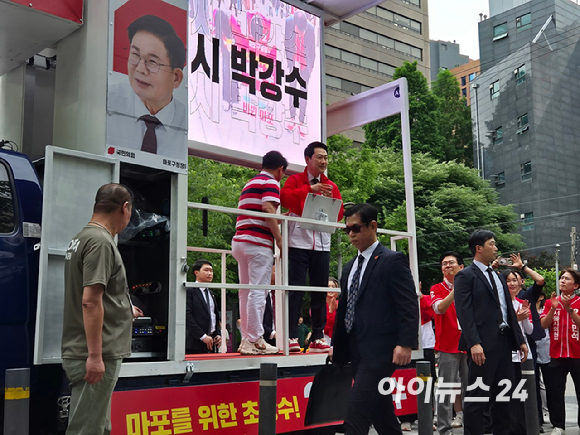 장동혁 국민의힘 대표가 26일 오후 서울 마포구 경의선숲길 광장에서 열린 서울 지역 지원 유세 연설에 앞서 시민들에게 인사하고 있다. [사진=유범열 기자]