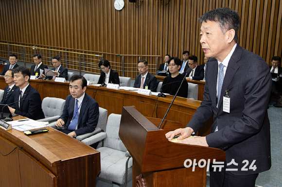 김광일 MBK 파트너스 부회장 겸 홈플러스 공동대표가 18일 오전 서울 여의도 국회에서 열린 정무위원회 '홈플러스·MBK 파트너스 및 삼부토건'에 대한 긴급 현안질의에 증인으로 출석해 강훈식 더불어민주당 의원의 질의에 답변하고 있다. [사진=곽영래 기자]