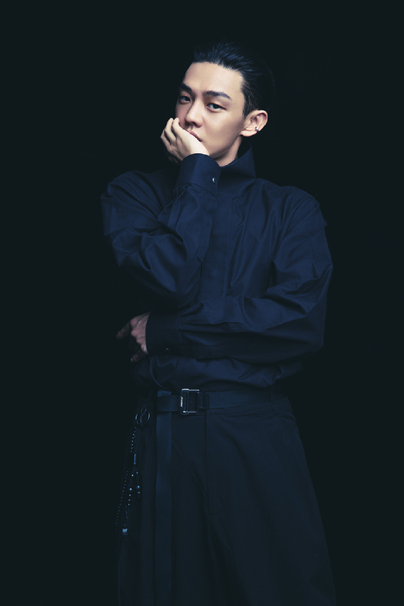 배우 유아인이 넷플리스 '지옥' 인터뷰에 앞서 포즈를 취하고 있다. [사진=넷플릭스]