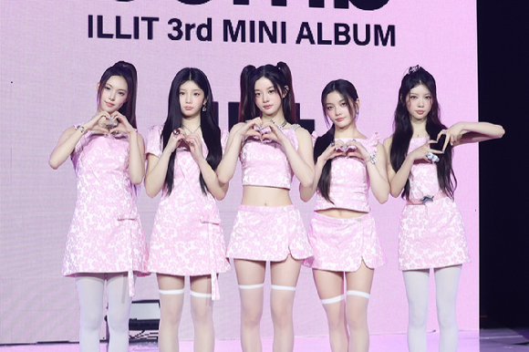 그룹 아일릿이 16일 서울 광진구 예스24 라이브홀에서 열린 미니 3집 '밤' 쇼케이스에서 퍼포먼스를 펼치고 있다. [사진=빌리프랩]