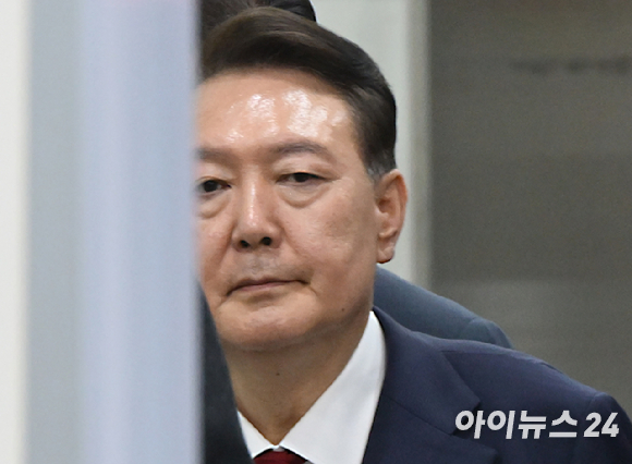 12.3 비상계엄 사태 관련 내란 혐의를 받는 윤석열 전 대통령이 지난 9일 서울 서초구 서울중앙지방법원에서 구속 전 피의자 심문(영장실질심사)을 마치고 대기 장소인 서울구치소로 이동하고 있다. [사진=사진공동취재단]