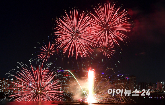 5일 밤 서울 여의도 한강공원에서 열린 '서울세계불꽃축제 2024' 에서 화려한 불꽃들이 밤 하늘을 수놓고 있다. [사진=곽영래 기자]