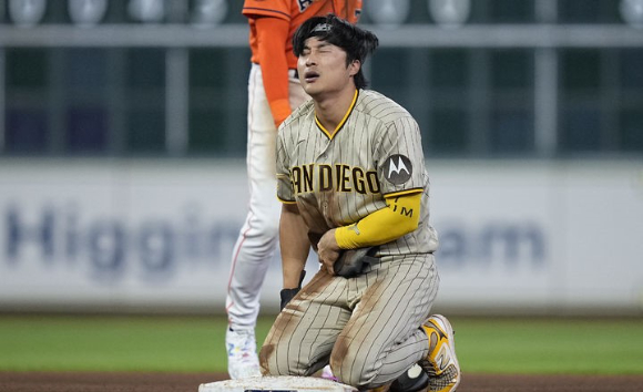 MLB 샌디에이고에서 뛰고 있는 김하성이 9일(한국시간) 열린 휴스턴과 원정 경기 5회초 2루 도루에 성공한 뒤 통증을 호소하고 있다. 김하성은 이날 MLB 데뷔 후 두 번째로 한 경기 3도루에 성공했다. [사진=뉴시스]
