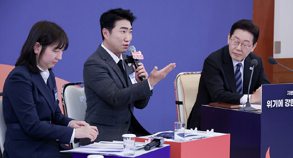 이재명 대통령이 18일 청와대에서 열린 자본시장 안정과 정상화 간담회가 끝난 뒤 개인투자자로서 참석한 방송인 장동민과 악수하고 있다. 2026.3.18 [사진=연합뉴스]