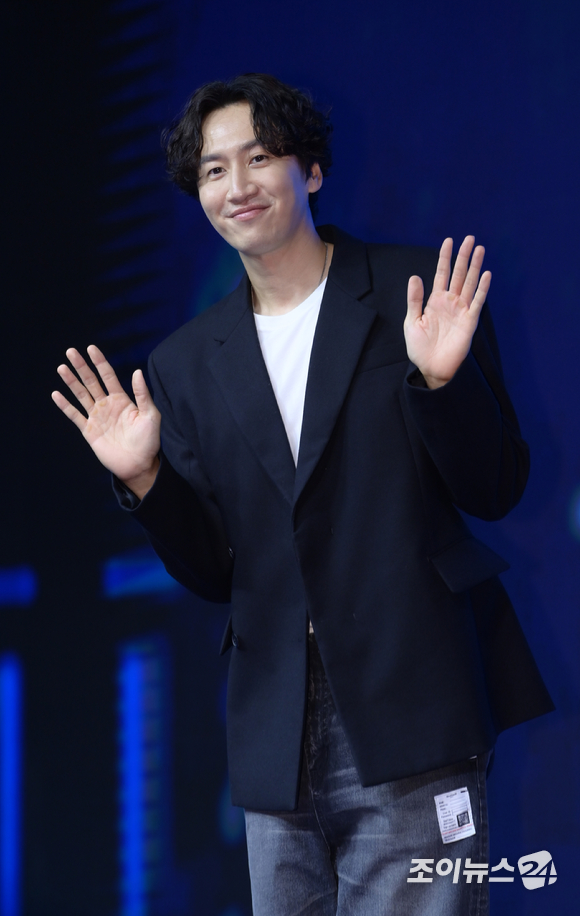 (왼쪽부터)유재석-권유리-이광수가 6일 오전 서울 중구 소공동 웨스틴 조선 호텔 그랜드볼룸에서 열린 디즈니+ 오리지널 예능 '더 존: 버텨야 산다' 제작발표회에서 포토타임을 갖고 있다. [사진=정소희 기자]