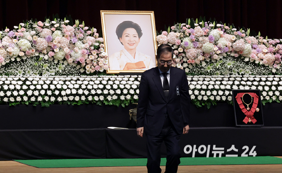 한덕수 국무총리가 11일 서울 동작구 국립서울현충원 현충관에서 열린 고 김영삼 전 대통령 부인 손명순 여사의 영결식에서 조사를 낭독 후 묵념하고 있다. [사진=곽영래 기자]