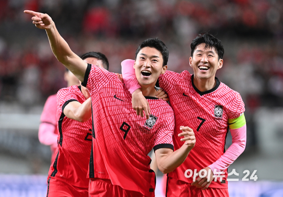 한국 황의조가 14일 오후 서울 마포구 서울월드컵경기장에서 열린 축구 국가대표팀 평가전 대한민국 대 이집트 경기에서 선제골을 넣은 후 세리머니를 하고 있다. [사진=김성진 기자]