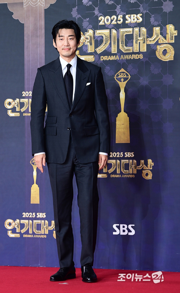'트라이' 배우 윤계상이 31일 오후 서울 마포구 상암동 SBS 프리즘타워에서 열린&nbsp;2025 SBS 연기대상&nbsp;레드카펫 행사에 참석하고 있다. [사진=정소희 기자]