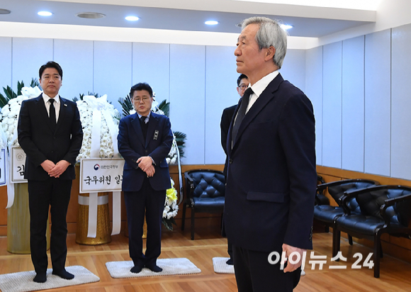 정몽준 아산재단 이사장이 28일 오전 서울 종로구 서울대학교병원 장례식장에 마련된 故 이해찬 전 국무총리의 빈소에서 조문을 하고 있다. [사진=곽영래 기자]