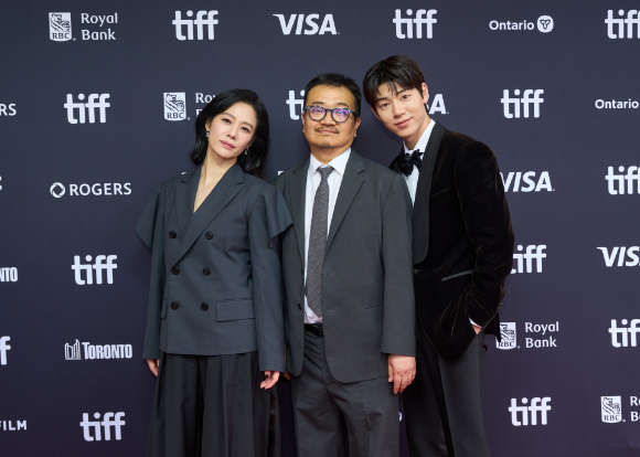 '실낙원'의 김현주, 현상호 감독, 배현성이 제51회 토론토국제영화제(TIFF)에서 포즈를 취하고 있다. [사진=CJ ENM]