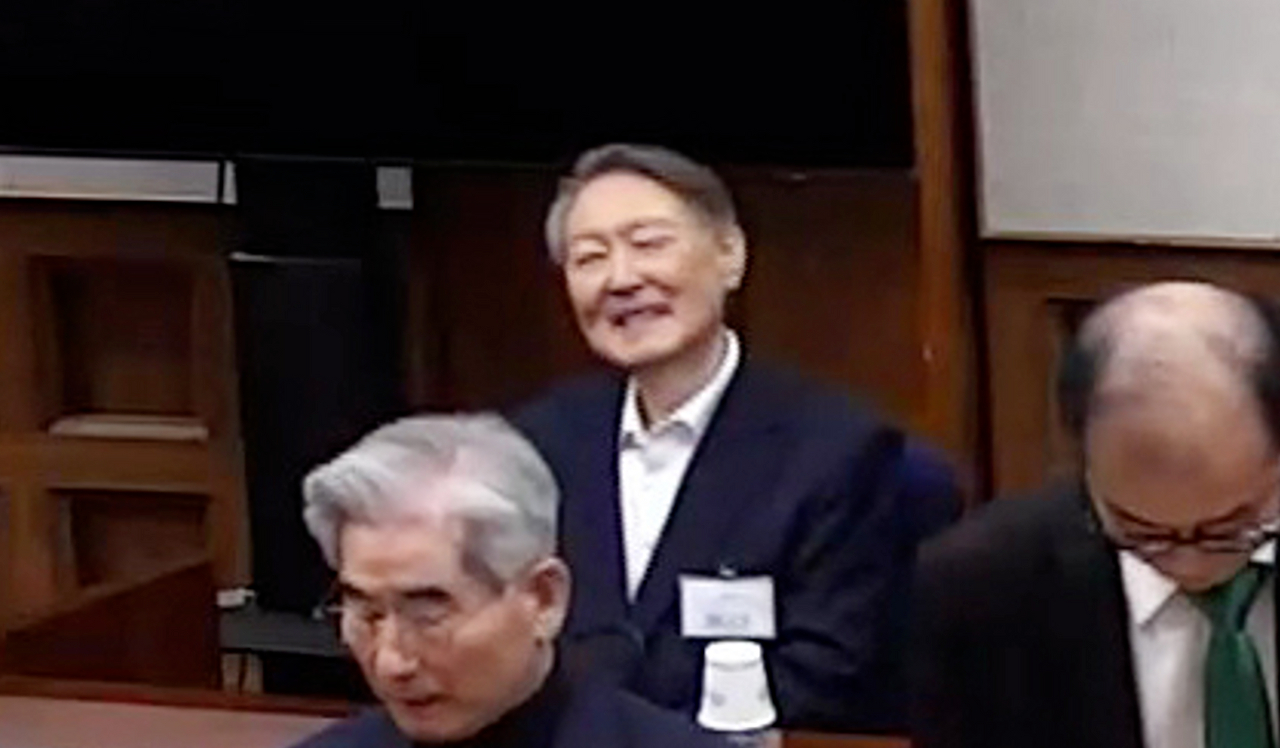 윤석열 전 대통령이 19일 서초구 서울중앙지방법원에서 열린 12&middot;3 비상계엄 관련 내란 우두머리 혐의 1심 선고공판에 출석해 있다. 이날 서울중앙지법 형사합의25부(지귀연 부장판사)는 윤 전 대통령에게 무기징역을 선고했다. 2026.2.19 [서울중앙지법 제공. 재판매 및 DB 금지] [사진=서울중앙지법 / 연합뉴스]