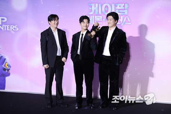 더블랙레이블 프로듀서 IDO(남희동, 이유한, 곽중규)가 1일 오후 서울 용산구 CGV 용산아이파크몰점에서 열린 넷플릭스 영화 '케이팝 데몬 헌터스' 제98회 아카데미 수상 기념 기자간담회에 참석해 포즈를 취하고 있다. [사진=문수지 기자]