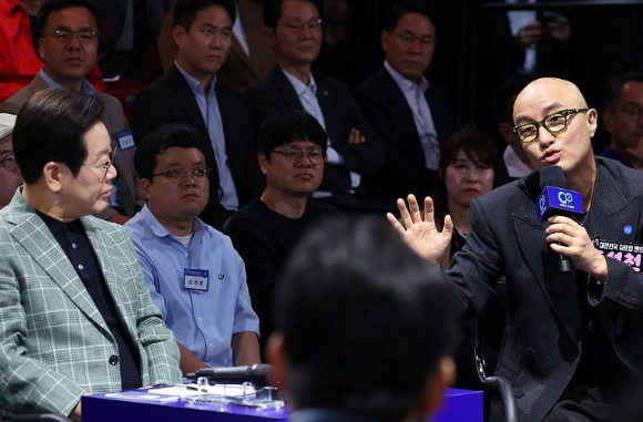 이재명 대통령이 지난 14일 서울 동대문구 콘텐츠문화광장에서 열린 디지털토크라이브 '국민의 목소리, 정책이 되다' 간담회에서 자영업 멘토로 참석한 방송인 홍석천과 인사하고 있다. [사진=연합뉴스]