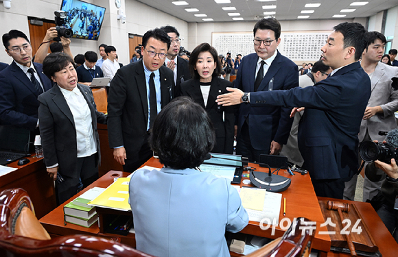 국민의힘 의원들이 13일 서울 여의도 국회에서 열린 법제사법위원회의 대법원 등에 대한 국정감사에서 추미애 법사위원장에게 조희대 대법원장의 이석을 요구하고 있다. [사진=곽영래 기자]