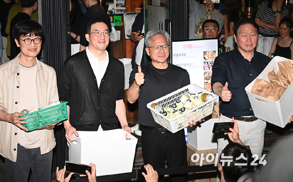 젠슨 황 엔비디아 최고경영자(CEO)가 5일 서울 마포구 서교동의 한 고깃집에서 최태원 SK회장, 구광모 LG회장, 이해진 네이버 의장과 삼겹살 회동을 하며 시민들에게 선물을 나눠주고 있다. [사진=곽영래 기자]