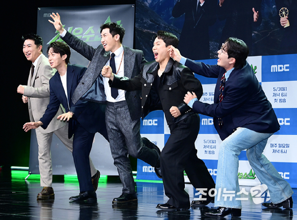 방송인 장동민-허경환-유세윤-양세형-붐이 28일 오후 서울 마포구 상암동 MBC 신사옥에서 열린 MBC 새 예능 프로그램 '최우수산(山)' 제작발표회에서 참석하고 있다. [사진=정소희 기자]