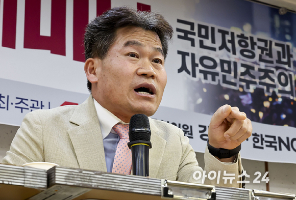 한국사 강사 전한길 씨가 12일 서울 여의도 국회 의원회관에서 열린 국민저항권 긴급 세미나에서 기조강연을 하고 있다. [사진=곽영래 기자]