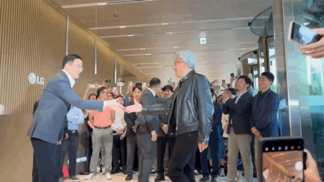 구광모 LG그룹 회장과 젠슨 황 엔비디아 최고경영자(CEO)가 8일 오전 서울 영등포구 여의도 LG트윈타워에서 1시간 회동한 뒤 악수를 하고 있다. [사진=권서아 기자]
