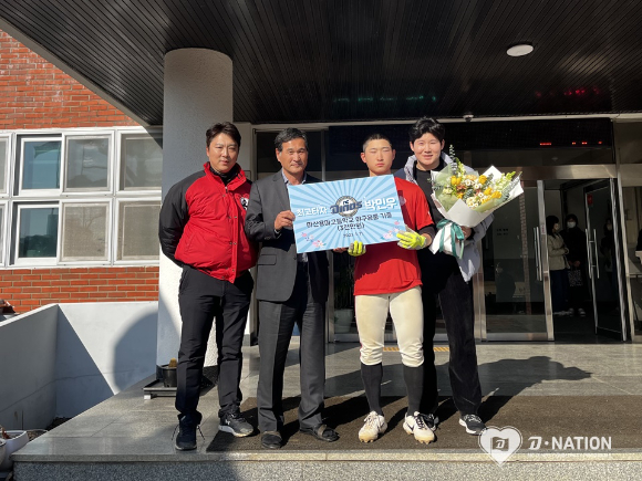 NC 다이노스 박민우(내야수)가 지난 11일 마산 용마고등학교 야구부를 찾아 후배선수들을 위해 야구배트를 선물했다. [사진=NC 다이노스]