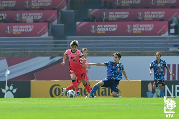 한국 여자축구 대표팀의 에이스 지소연이 일본과의 경기에서 드리블을 하고 있다. [사진=대한축구협회(KFA)]