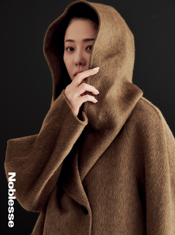 배우 고현정이 화보 촬영에서 포즈를 취하고 있다. [사진=막스마라]