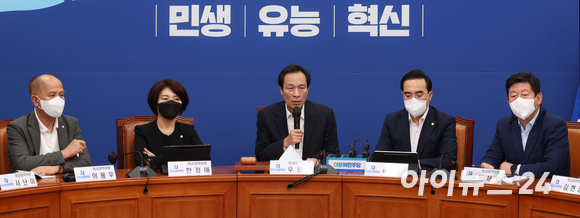 우상호 더불어민주당 비상대책위원장이 24일 서울 여의도 국회에서 열린 비상대책회의에서 발언하고 있다. [사진=김성진 기자]