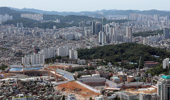 정부의 주택 공급대책 발표를 앞둔 12일 서울 송파구 롯데월드타워 서울스카이에서 바라본 서울 도심 주택 단지 [사진=연합뉴스]