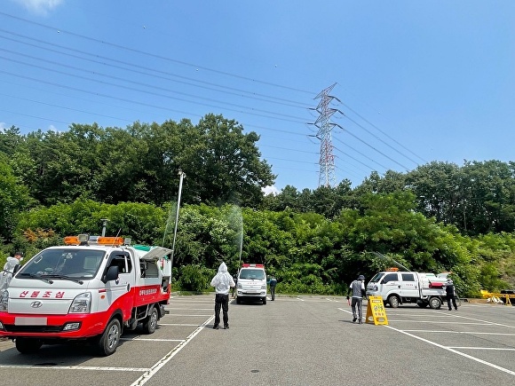 경기도 파주시 산림병해충 예찰방제단이 돌발병해충 방제 작업을 하고 있다. [사진=파주시]