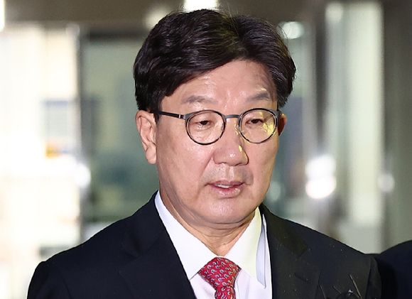 윤석열 정부와 통일교 간 '정교 유착'의 발단으로 지목된 국민의힘 권성동 의원이 16일 서울 서초구 서울중앙지법에서 열린 구속 전 피의자 심문(영장실질심사)을 마친 뒤 대기 장소인 서울구치소로 향하고 있다. 2025.9.16 [사진=연합뉴스]