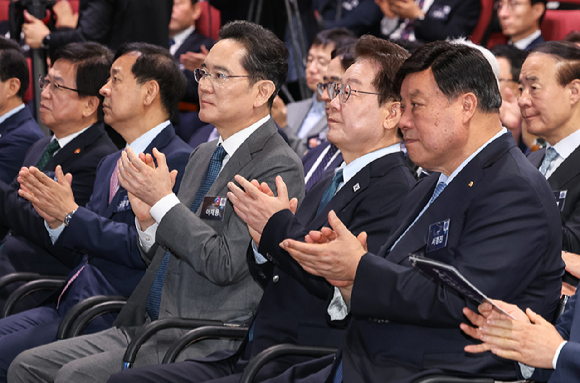 이재용 삼성전자 회장이 2일 충남 아산시에서 이재명 대통령 주재로 열린 충청권 첨단산업 발전비전 국민보고회에서 환영사를 하고 있다. 2026.7.2 [사진=청와대통신사진기자단]