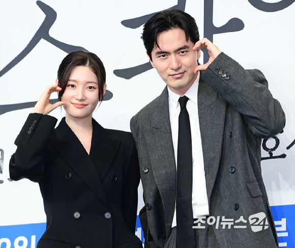 배우 정채연과 이진욱이 31일 오후 서울 구로구 더링크서울 트리뷰트 포트폴리오 호텔에서 열린 JTBC 새 토일드라마 '에스콰이어: 변호사를 꿈꾸는 변호사들' 제작발표회에 참석하고 있다. [사진=정소희 기자]