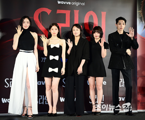 배우 이다희-아린-이은샘-이수혁이 7일 오후 서울 CGV 용산아이파크몰에서 열린 웨이브 오리지널 드라마 'S라인' 제작발표회에 참석하고 있다. [사진=정소희 기자]
