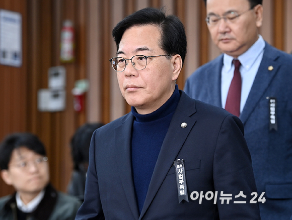 송언석 국민의힘 원내대표가 3일 서울 여의도 국회에서 열린 원내대책회의에 참석하고 있다. [사진=곽영래 기자]