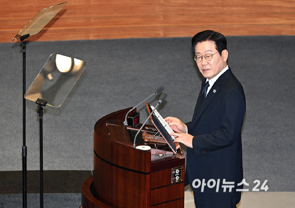 이재명 대통령이 4일 오전 서울 여의도 국회 본회의장에서 2026년도 예산안 관련 시정연설을 하고 있다. [사진=국회사진기자단]