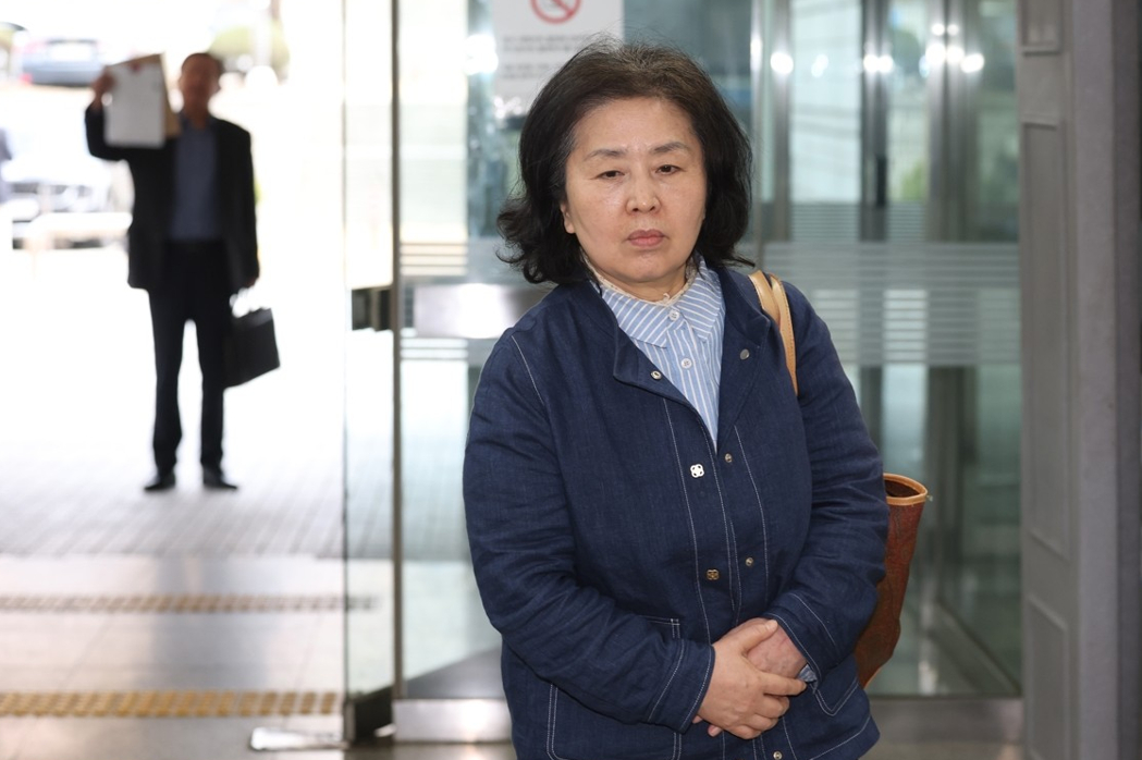 정치 브로커 명태균씨로부터 여론조사를 무상으로 받은 혐의로 기소된 윤석열 전 대통령이 13일 서초구 서울중앙지방법원에서 열린 1심 선고공판에서 선고 내용을 듣고 있다. 윤 전 대통령은 이날 징역 2년을 선고받았다. 2026.7.13. [사진=연합뉴스]