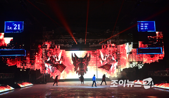 23일 오후 서울 목동아이스링크에서 열린 뮤지컬 '나 혼자만 레벨업 on ICE' 프레스콜에서 배우들이 열연하고 있다. [사진=정소희 기자]