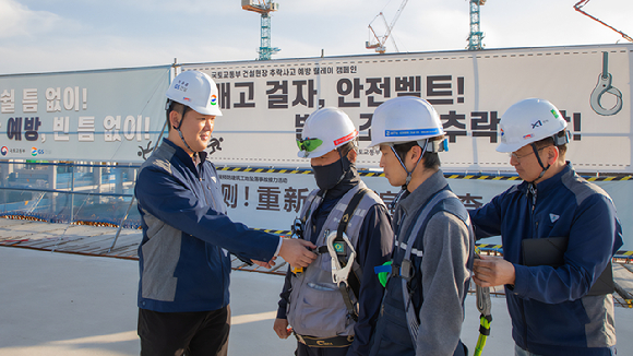 허윤홍 GS건설 대표(사진 왼쪽)가 인천 송도 현장을 방문해, 직원들의 추락방지를 위한 안전장비를 점검하고 있다. [사진=GS건설]