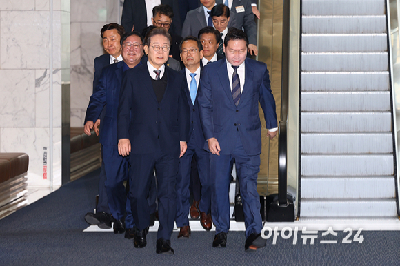 이재명 더불어민주당 대선후보가 8일 오전 서울 중구 대한상공회의소에서 열린 대선후보 초청 경제5단체장 간담회에 참석하고 있다. 오른쪽은 최태원 대한상의 회장. [사진=국회사진취재단]