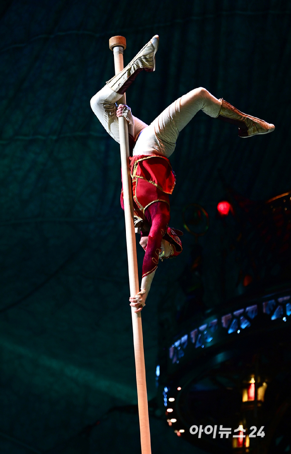 15일 오후 서울 잠실종합운동장 내 빅탑에서 열린 태양의서커스 '쿠자(KOOZA)' 프레스 컨퍼런스에서 배우들이 환상적인 무대를 선보이고 있다. [사진=정소희 기자]