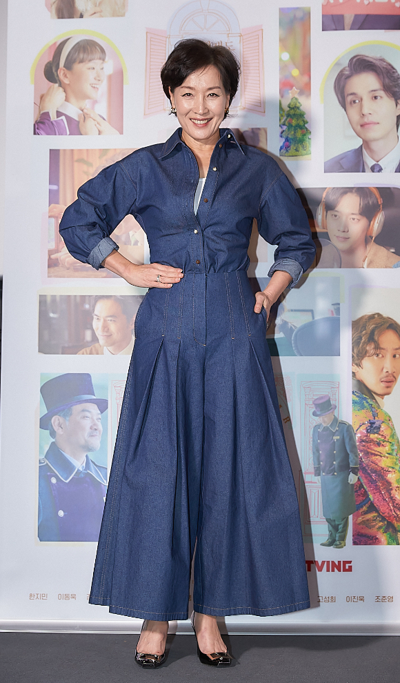 27일 오후 서울 CGV용산아이파크몰에서 열린 티빙 오리지널 영화 '해피 뉴 이어'(감독 곽재용) 언론시사회에서 출연 배우들과 곽재용 감독이 포즈를 취하고 있다. [사진=티빙]