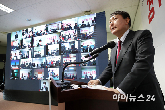 윤석열 국민의힘 대선 경선 후보가 1일 경기도 수원 권선구 한국노총 경기지역본부에서 열린 경기혁신포럼 출범식에서 축사하고 있다.[사진=국회사진취재단]