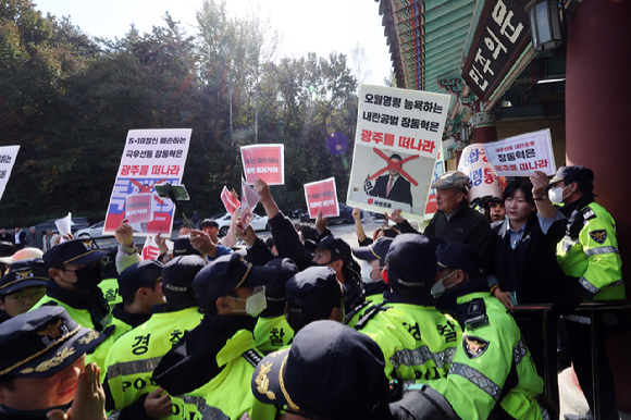 국민의힘 장동혁 대표가 6일 오후 광주 북구 국립5·18민주묘지에서 참배를 시도하고 있다. [사진=연합뉴스]